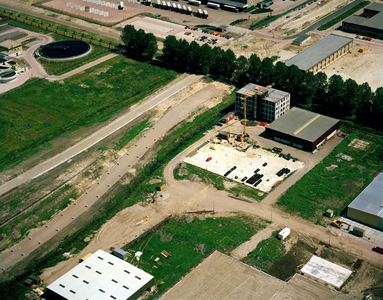 835155 Luchtfoto van een deel van het industrieterrein Lage Weide op de grens van Utrecht en Maarssen; op de voorgrond ...